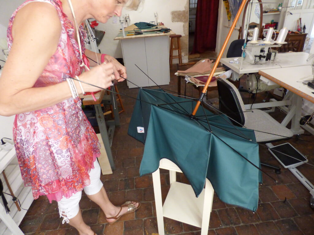 mise en place des baleines dans les aiguillettes - la maison des parapluies