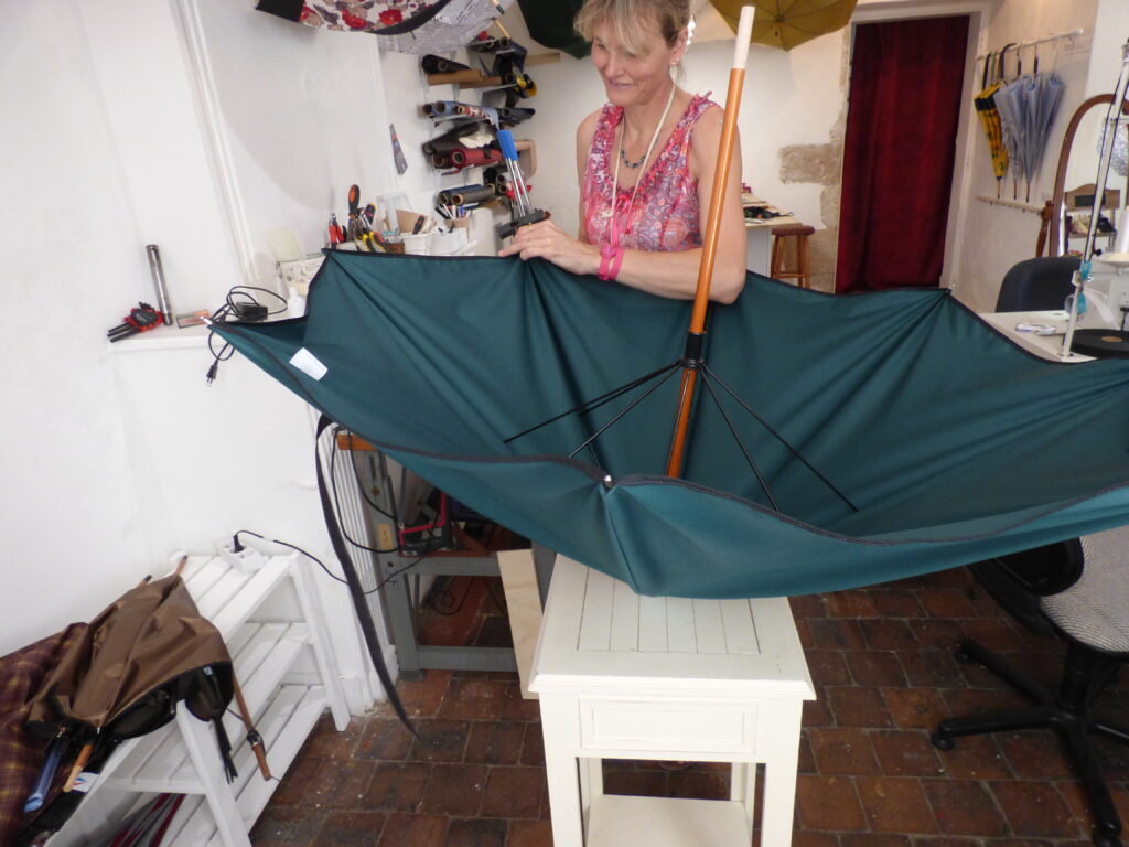 mise en place des baleines dans les aiguillettes - la maison des parapluies